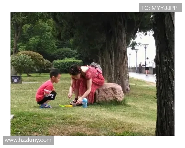 球星足球场上意外拾起美食瞬间球场趣事引发粉丝热议 球星足球场上意外拾起美食瞬间球场趣事引发粉丝热议